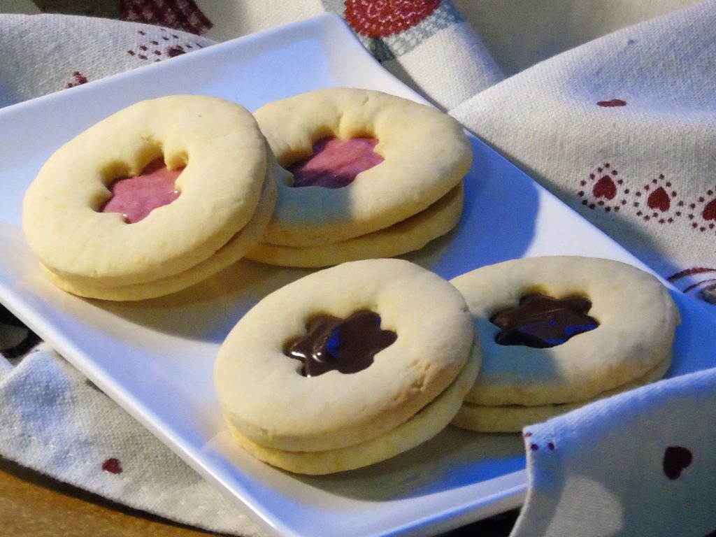 Biscotti ripieni di crema alle nocciole e cioccolato bianco e lamponi